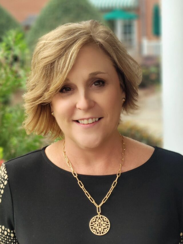 Leigh Anna 2 headshot 0